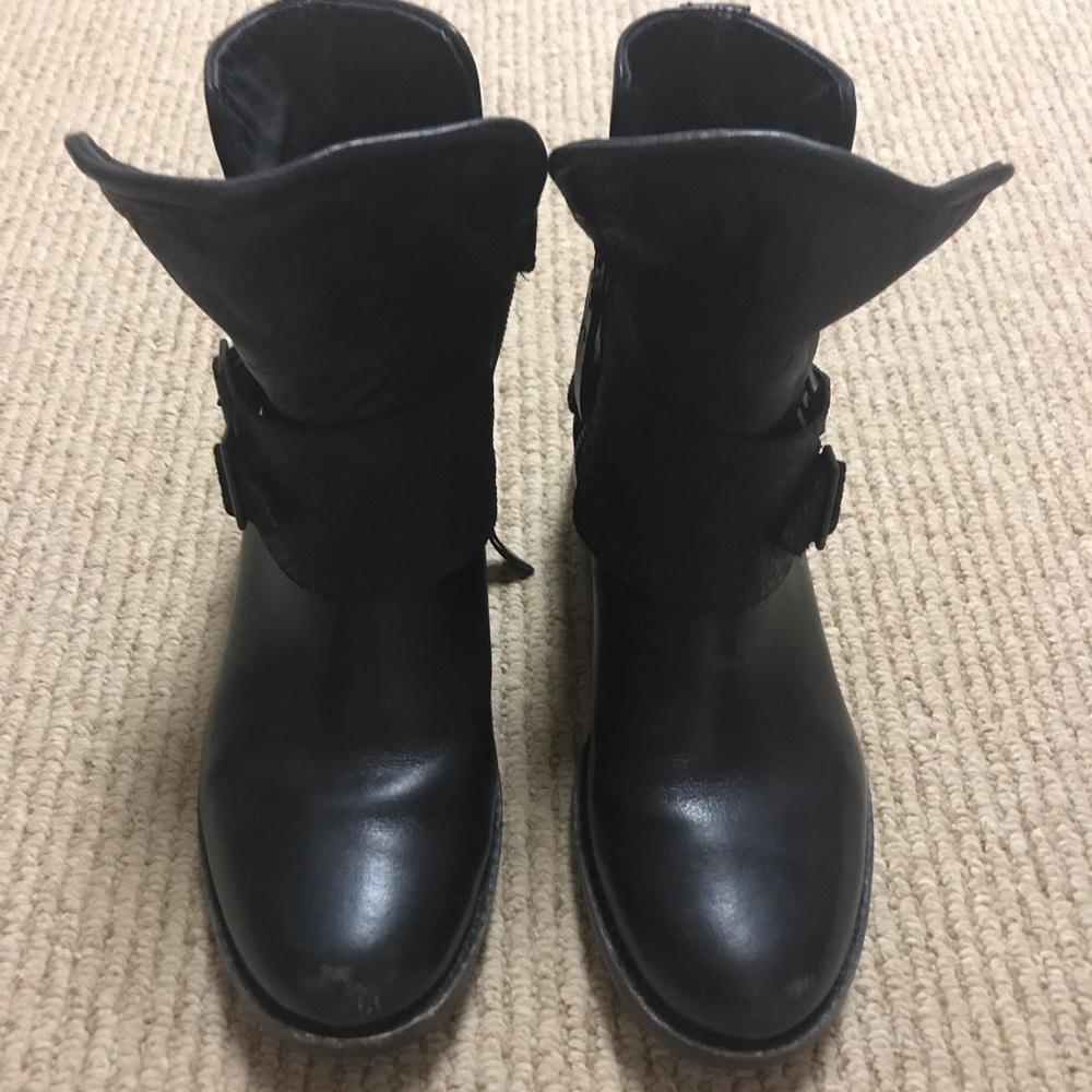 Black leather Ugg boots size 7